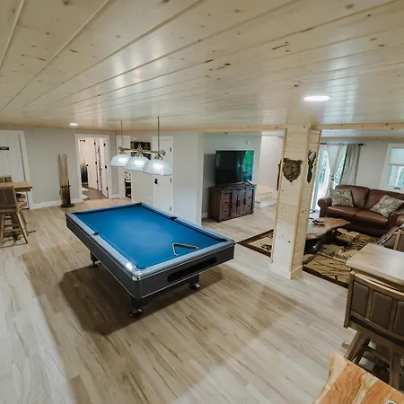 New! Modern Getaway - Hot Tub L Fire Pit L Pool Table Vila